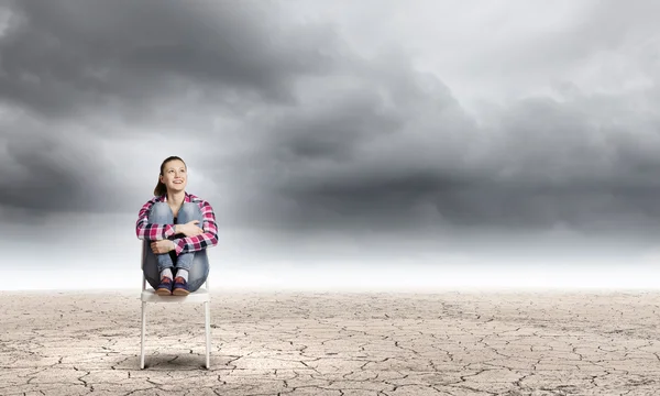 Femme en fauteuil au milieu du désert — Photo