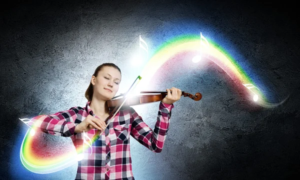 Kvinna spelar violin — Stockfoto