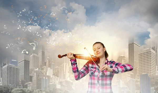 Mädchen spielt auf Geige — Stockfoto