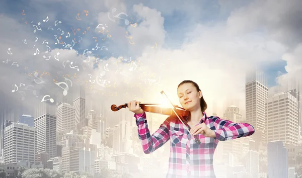 Dívka si hraje na housle — Stock fotografie