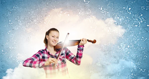 Dziewczyna gra na skrzypcach — Zdjęcie stockowe