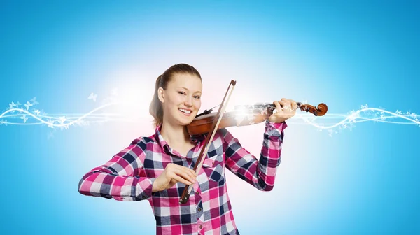 Mujer joven tocando el violín — Foto de Stock