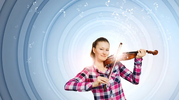 Νεαρή γυναίκα που παίζει βιολί — Φωτογραφία Αρχείου