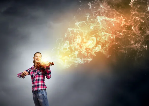 Mulher bonita tocando violino — Fotografia de Stock