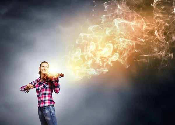 Vacker kvinna spelar violin — Stockfoto