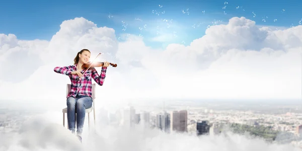 Mujer tocando el violín — Foto de Stock