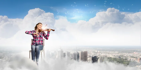 Mujer tocando el violín —  Fotos de Stock