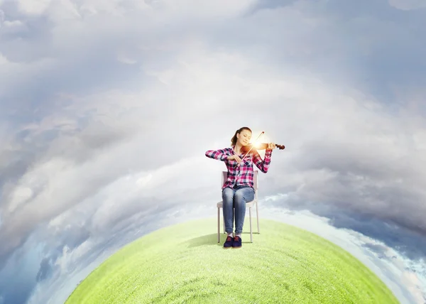 Mujer tocando el violín — Foto de Stock