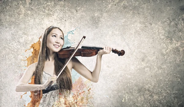 Asiática mulher tocando violino — Fotografia de Stock