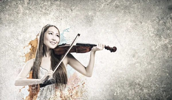 アジア系の女性がバイオリンを — ストック写真