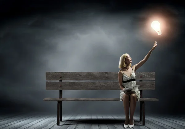 Woman sitting on bench — Stock Photo, Image