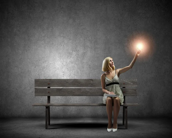 Woman sitting on bench — Stock Photo, Image