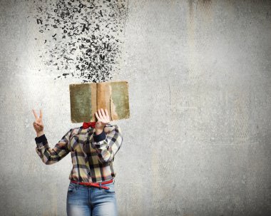 kadın gizli yüz kitap arkasındaki