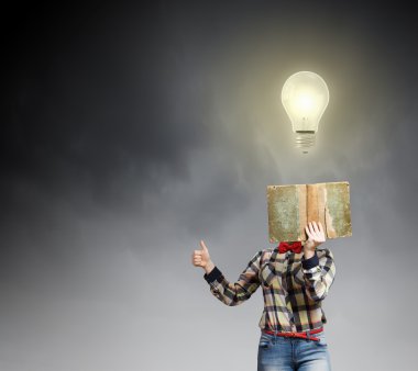 kadın gizli yüz kitap arkasındaki