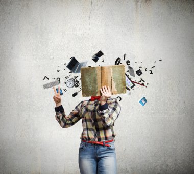 kadın gizli yüz kitap arkasındaki