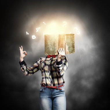 kadın gizli yüz kitap arkasındaki