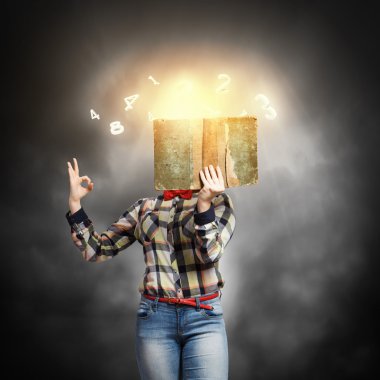 kadın gizli yüz kitap arkasındaki