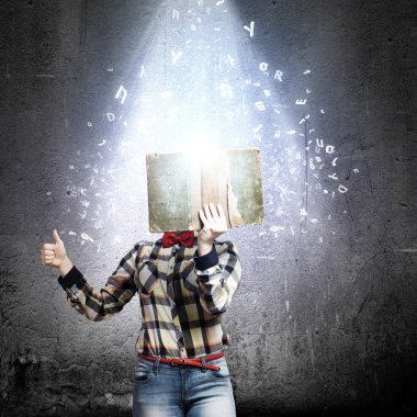 kadın gizli yüz kitap arkasındaki