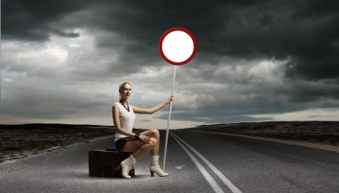 yol Tabelalı Kadın