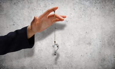 elini tutarak soru işareti