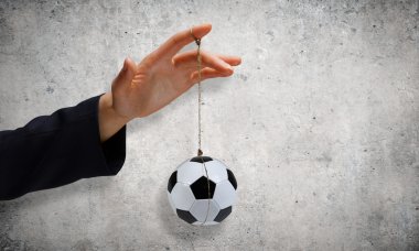 Futbol topu tutan el