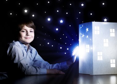 Şirin küçük çocuk.