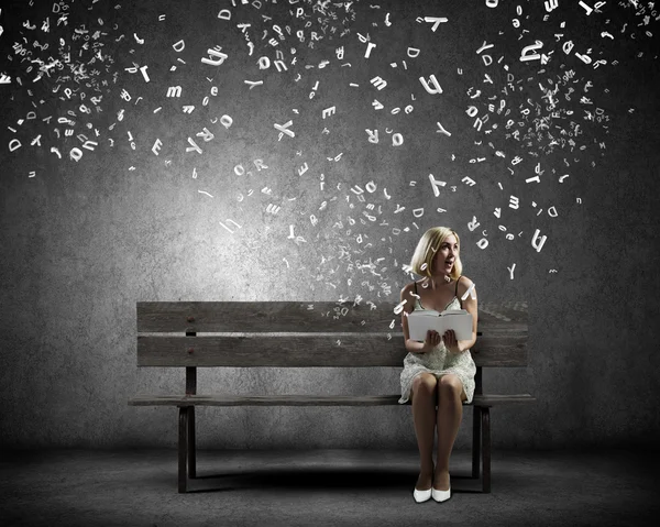 Chica con libro — Foto de Stock