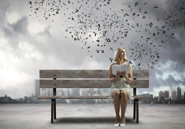 Woman reading book — Stock Photo, Image