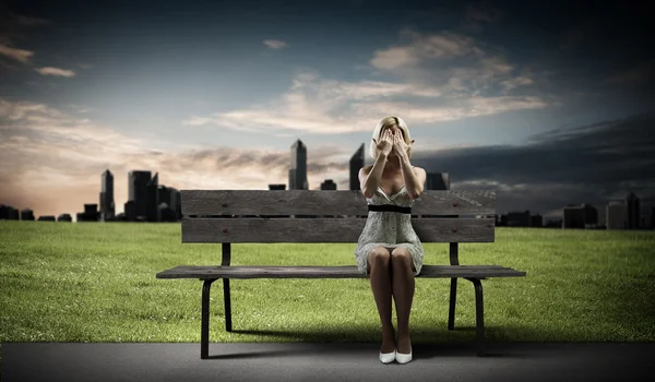 Woman sitting on bench — Stock Photo, Image
