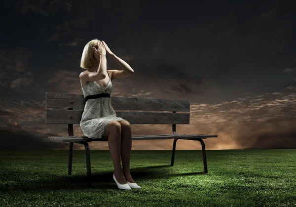 Woman sitting on bench — Stock Photo, Image