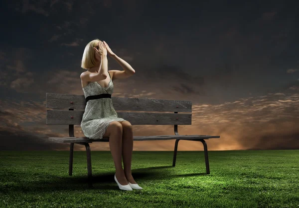 Mujer sentada en el banco —  Fotos de Stock