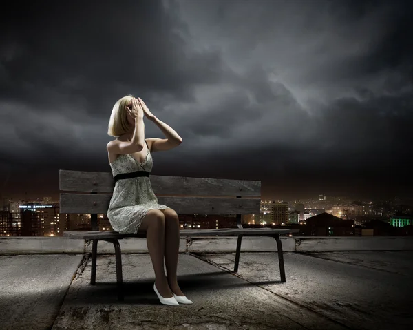 Femme assise sur le banc — Photo