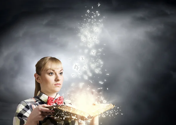 Mujer sosteniendo libro abierto — Foto de Stock