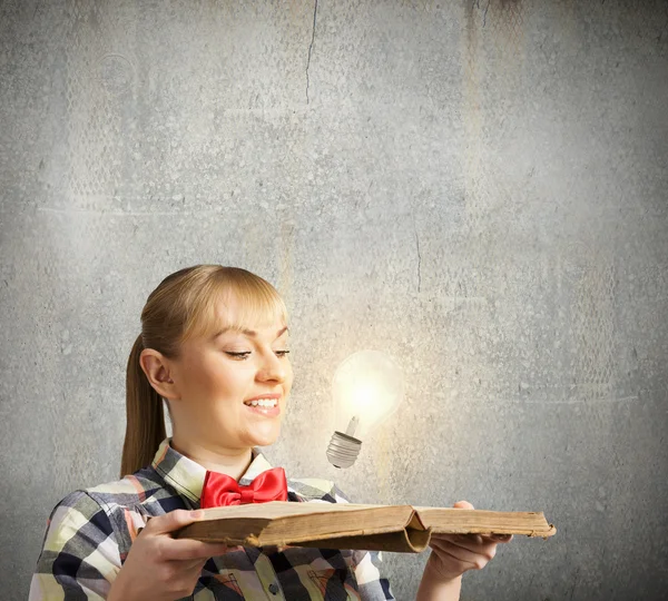 Frau mit aufgeschlagenem Buch — Stockfoto