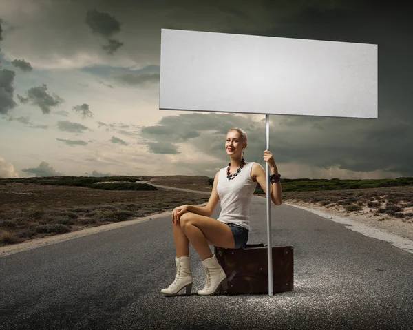 Mujer con pancarta en blanco — Foto de Stock