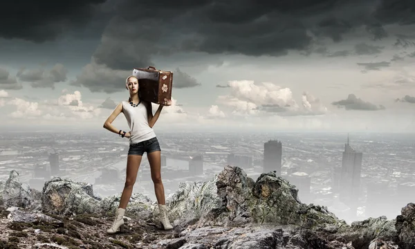 Omzunda bavulla yürüyen bir kadın — Stok fotoğraf