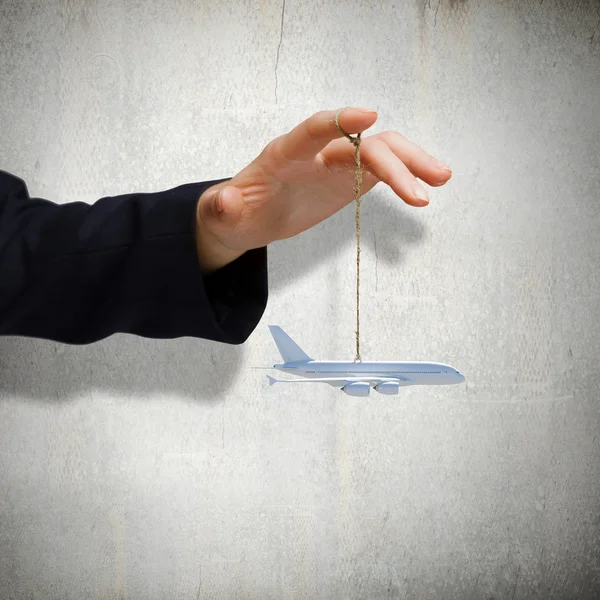 Mão segurando modelo de avião — Fotografia de Stock
