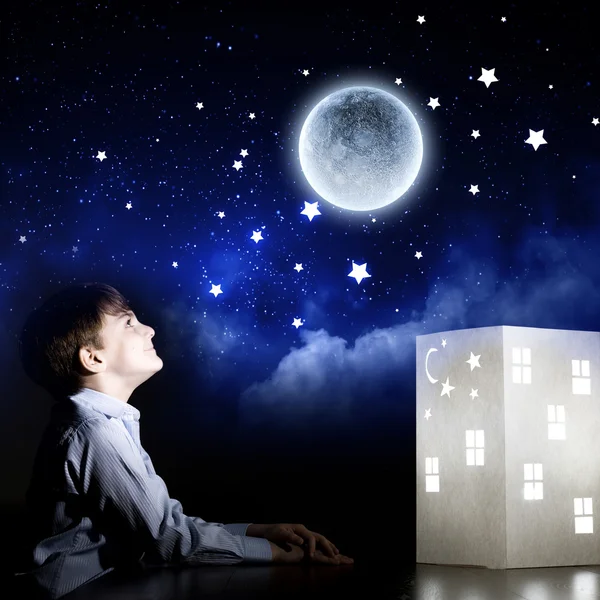 Boy looking at moon — Stock Photo, Image