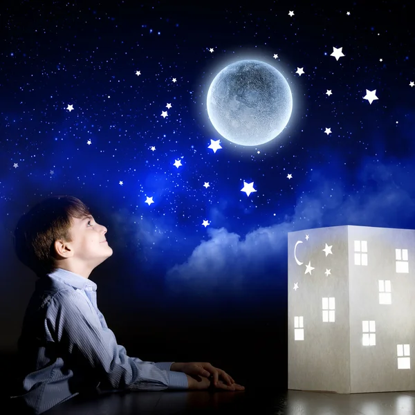 Boy looking at moon — Stock Photo, Image