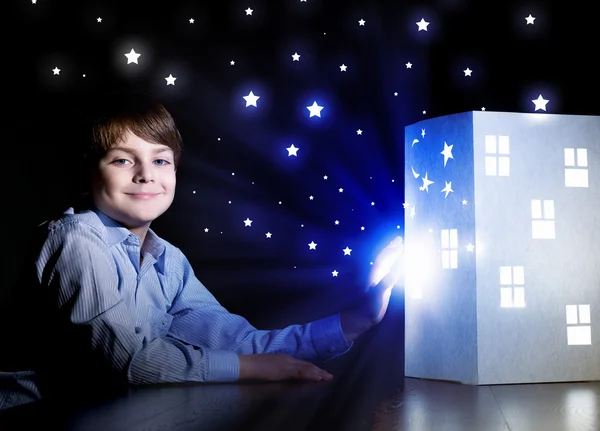 Pequeno menino bonito — Fotografia de Stock