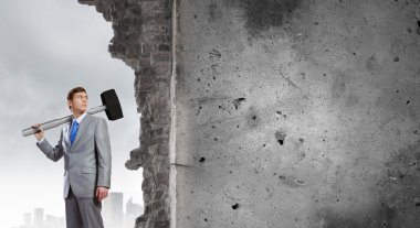 işadamı büyük çekiç ile