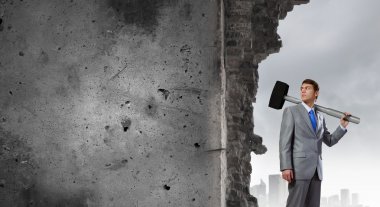 işadamı büyük çekiç ile