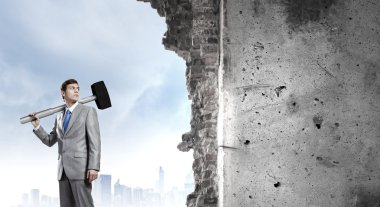 işadamı büyük çekiç ile