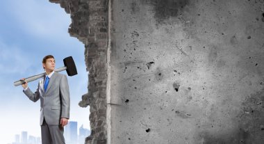 işadamı büyük çekiç ile