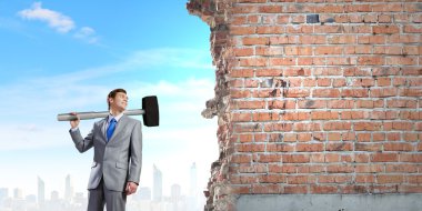 işadamı büyük çekiç ile