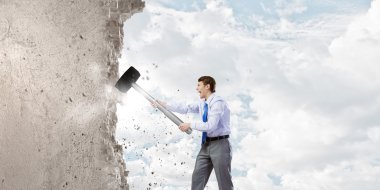 çekiç ile işadamı