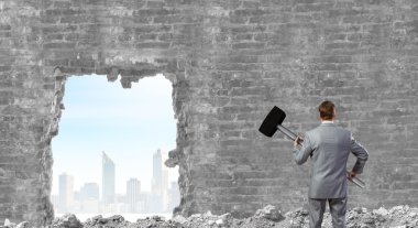 ellerinde büyük çekiç ile işadamı