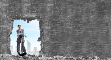 ellerinde büyük çekiç ile işadamı