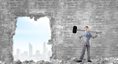 ellerinde büyük çekiç ile işadamı