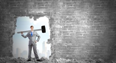 ellerinde büyük çekiç ile işadamı